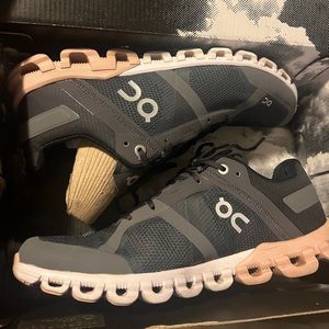 On cloud Cloud flow sz 8 workout shoes in great condition